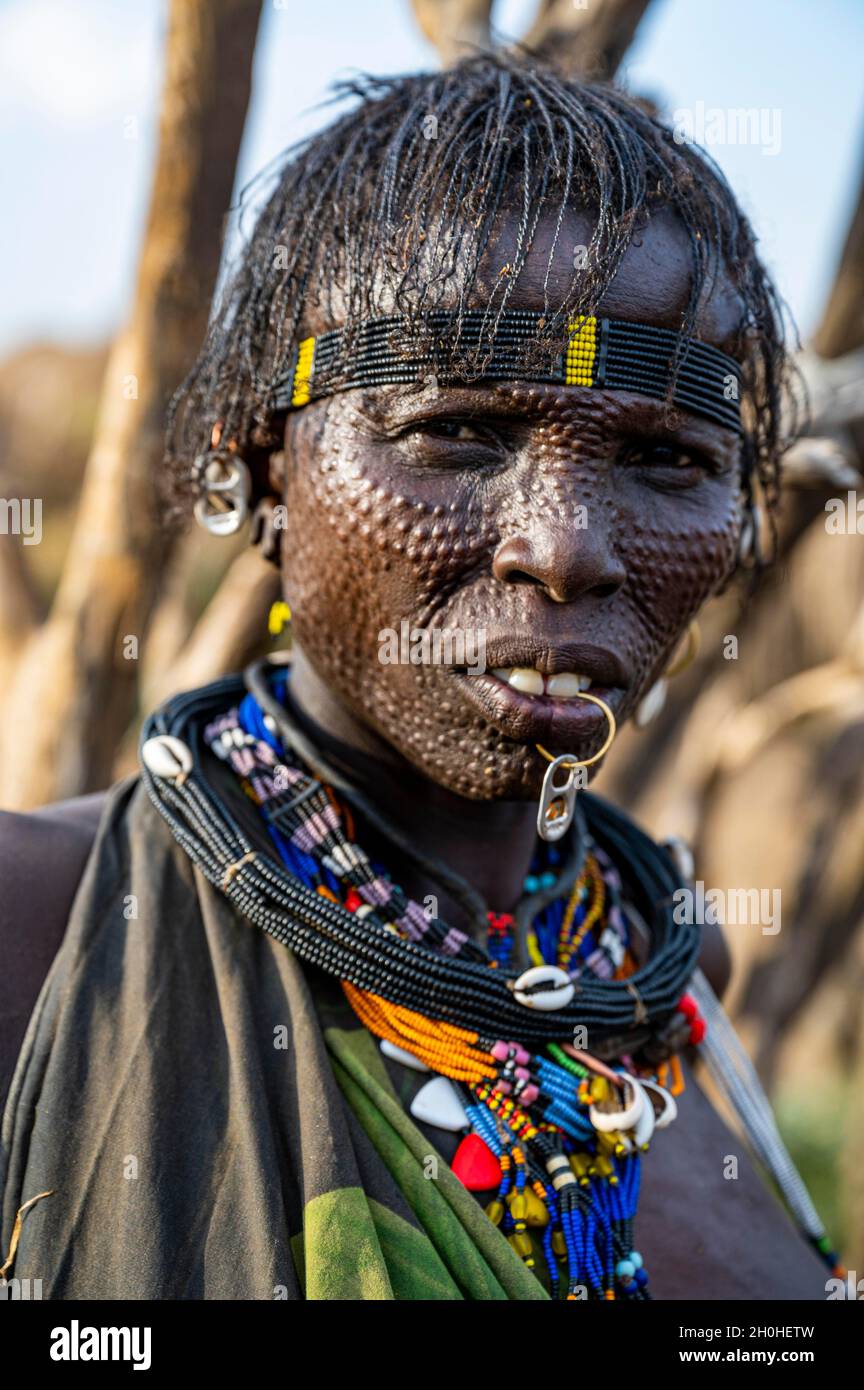 Scar face as a mark of beauty woman from the Jiye tribe, Eastern Equatoria  State, South Sudan Stock Photo - Alamy