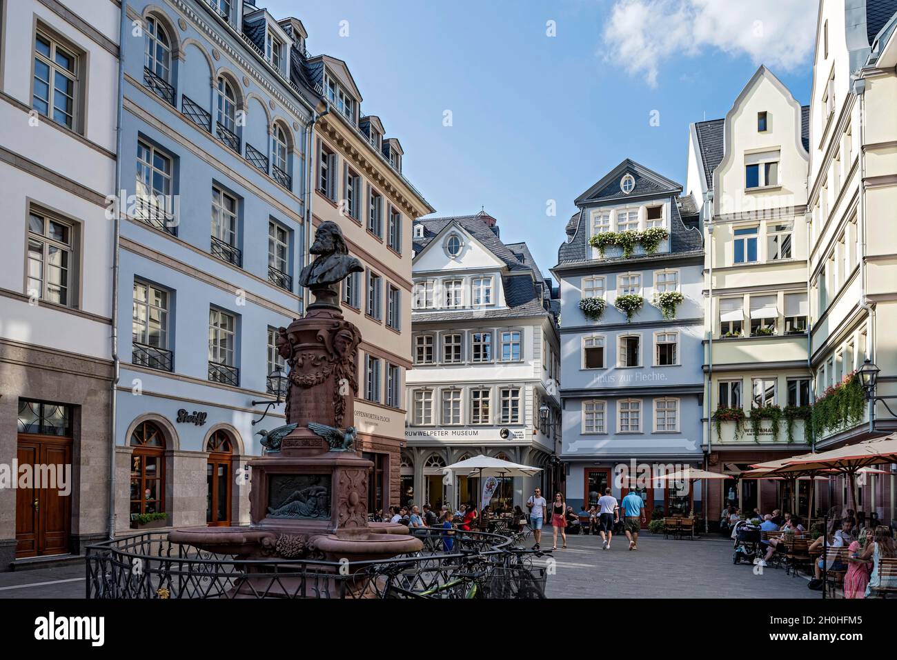 Monument to Friedrich Stoltze, modern and reconstructed town houses with shops and street cafes on Huehnermarkt, New Frankfurt Old Town, Dom-Roemer Stock Photo