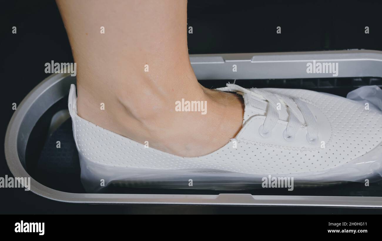 Automatic Thermal Shrinkable Shoe Cover Laminating Machine. Close up