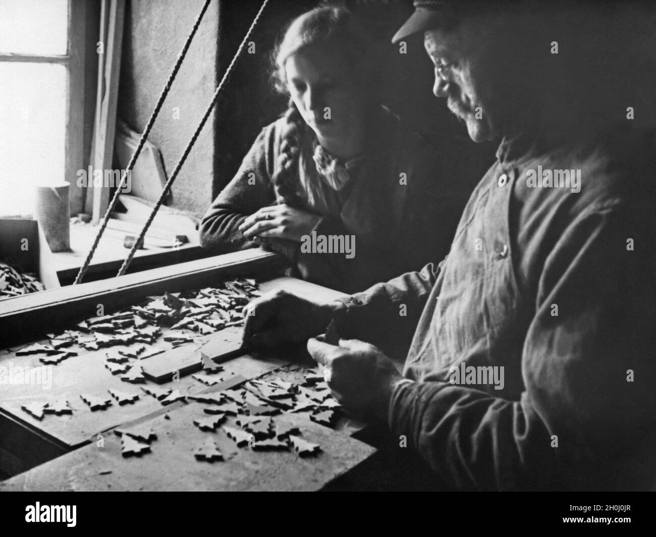 Man doing woodwork in the Erzgebirge. [automated translation] Stock ...