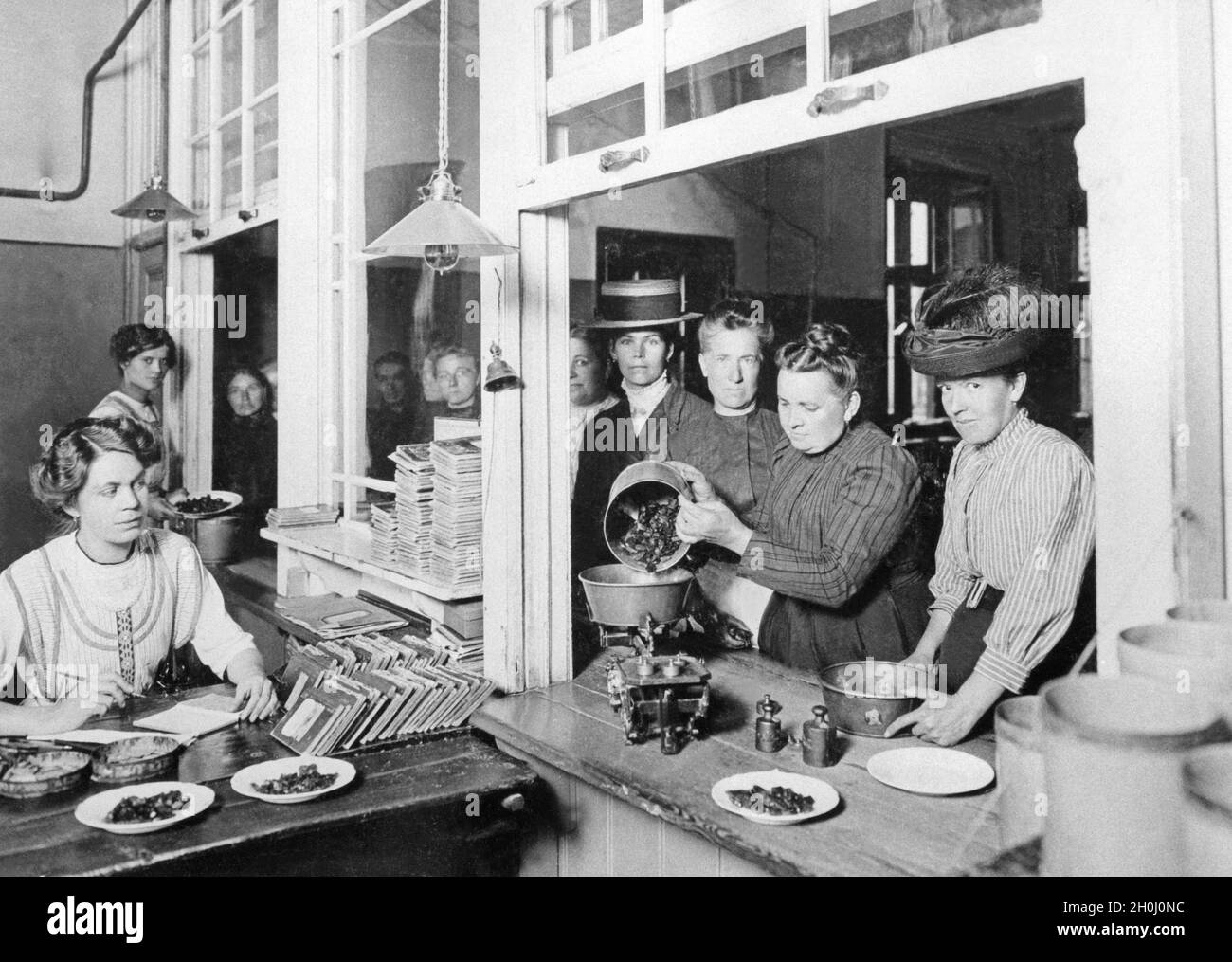 Distribution point for home workers in the Royal Amber Mine of Palmnicken in East Prussia (today Yantarny, Kaliningrad): In home work the women process the amber into jewellery. [automated translation] Stock Photo