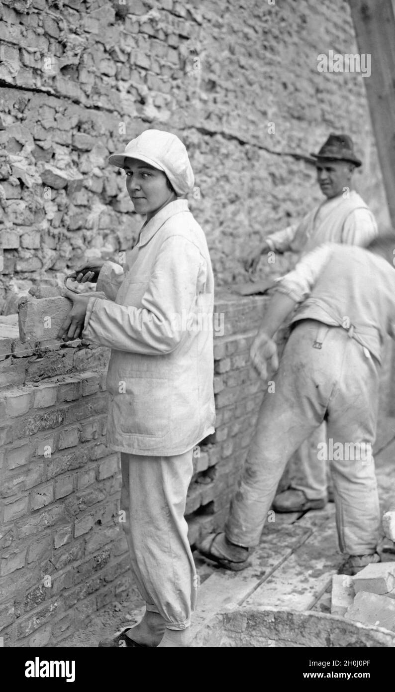 Margot Zachert is one of the first female bricklayers in Germany, here both work with male colleagues in Berlin. [automated translation] Stock Photo