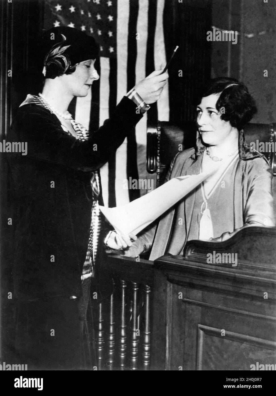 Judge Theresa Meikle (right) with Deputy District Attorney Edith Wilson (left) in the courtroom of the San Francisco District Court in the U.S. state of California. [automated translation] Stock Photo