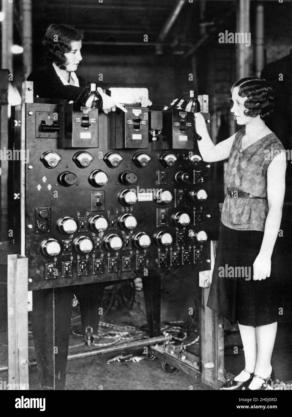 Two women look at the central control station of the Goodyear Airdock hangar in Akron, Ohio. The new control center controls all the technology in the plant. The two women stand for the press coverage Model. [automated translation] Stock Photo