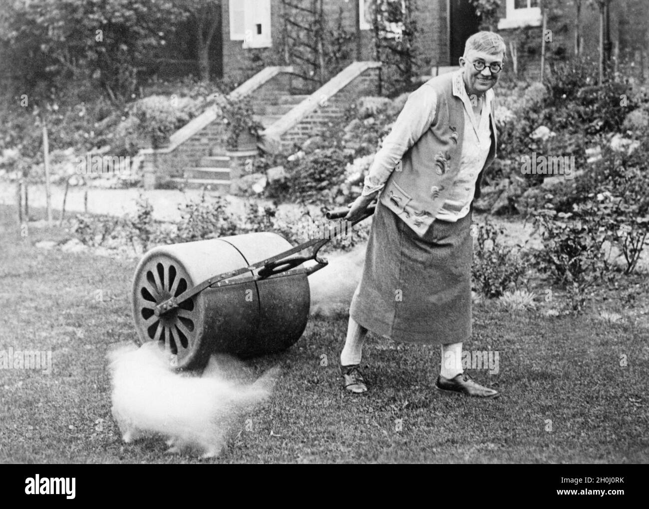 Lilian Barker, the only female prison governor in the UK, rolling the grass in her prison garden. She runs Aylesbury Youth Correctional Centre in Buckinghamshire, England. [automated translation] Stock Photo