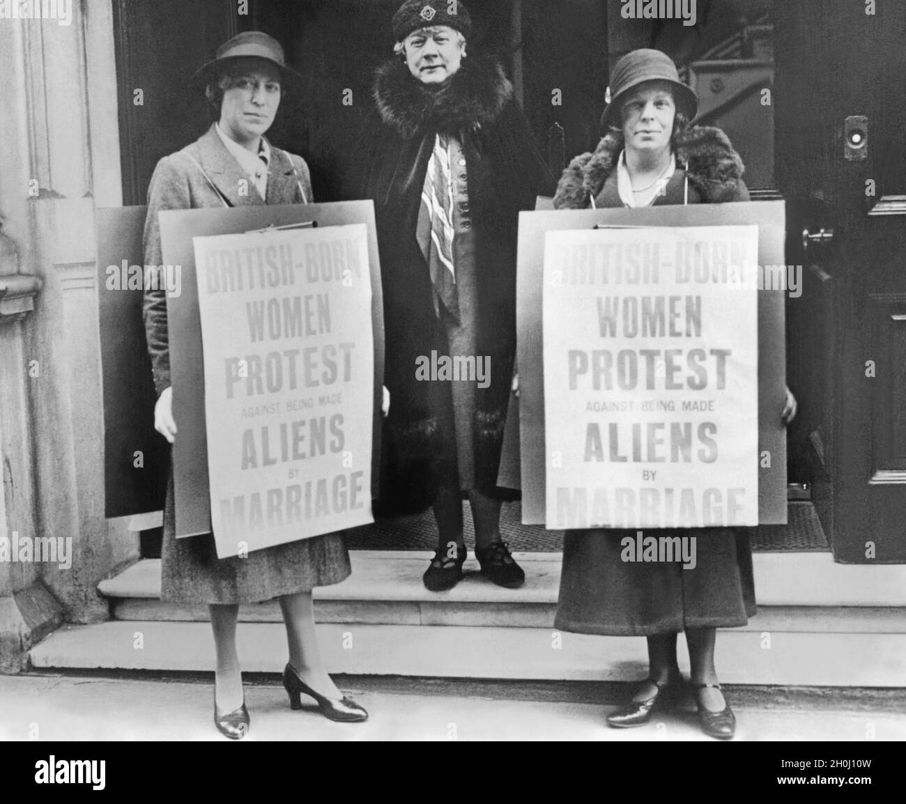 Demonstrators protesting in London's Bow Street against a law which denies British citizenship to women who marry a foreigner: from left to right Dorty Evans, Winifred James and D.M. Buchanan. [automated translation] Stock Photo