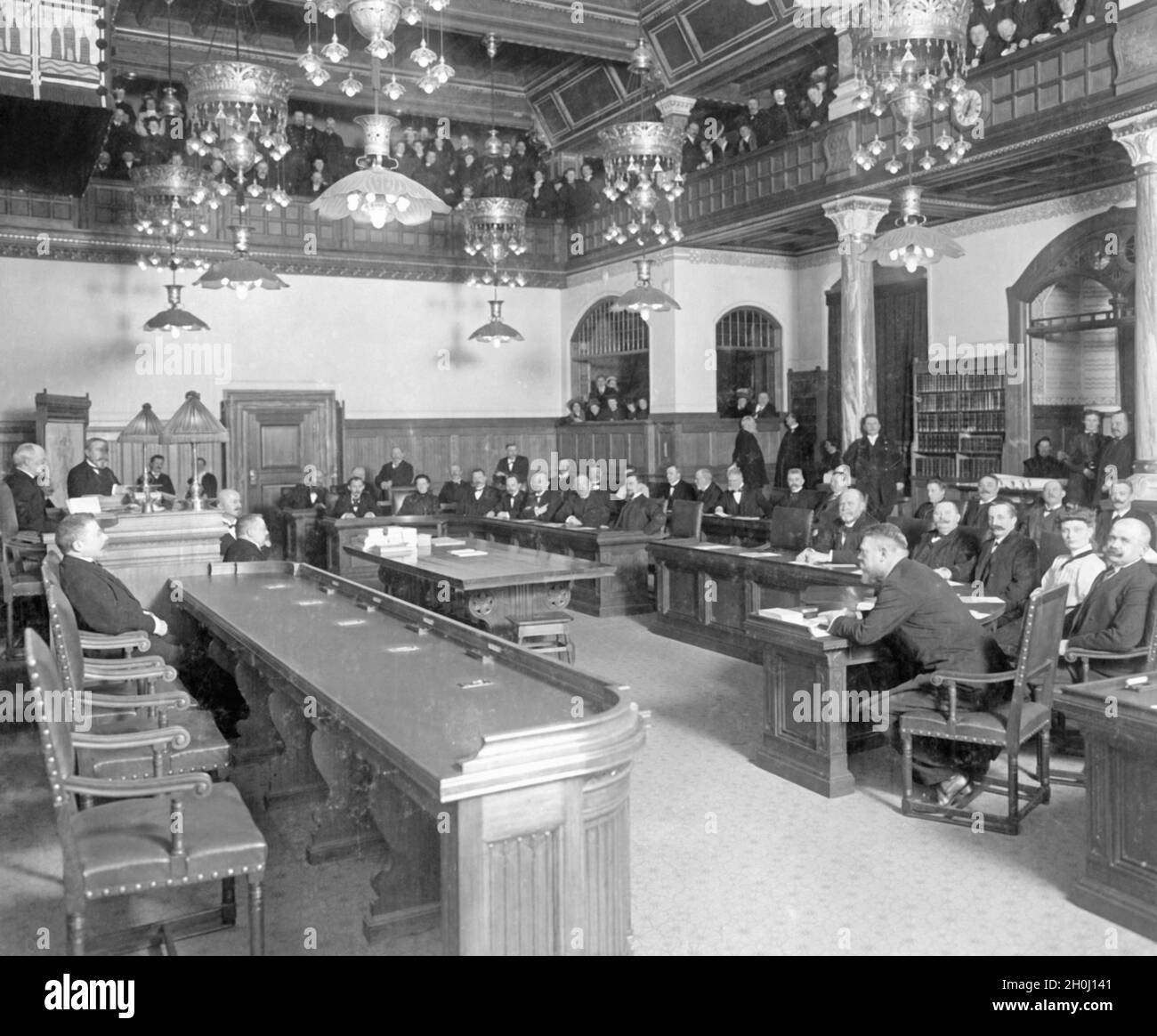 First female member (2nd from right) of the Copenhagen City Council at a meeting in 1909. [automated translation] Stock Photo