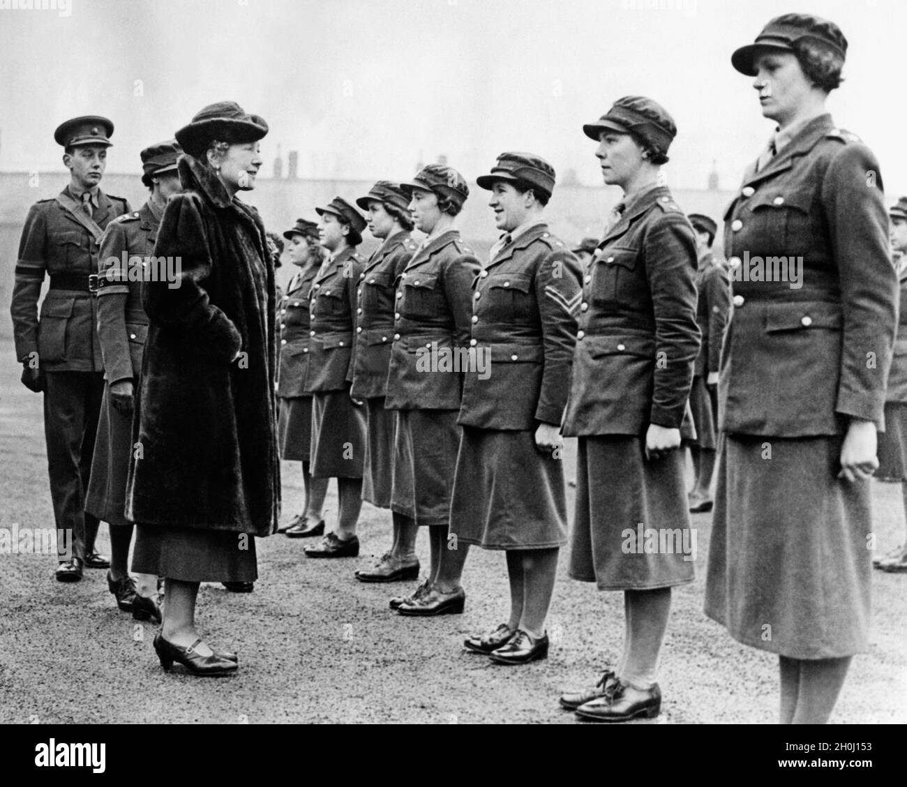Anne Chamberlain, wife of Prime Minister Neville Chamberlain, visits troops of the British Army's Women's Auxiliary. [automated translation] Stock Photo
