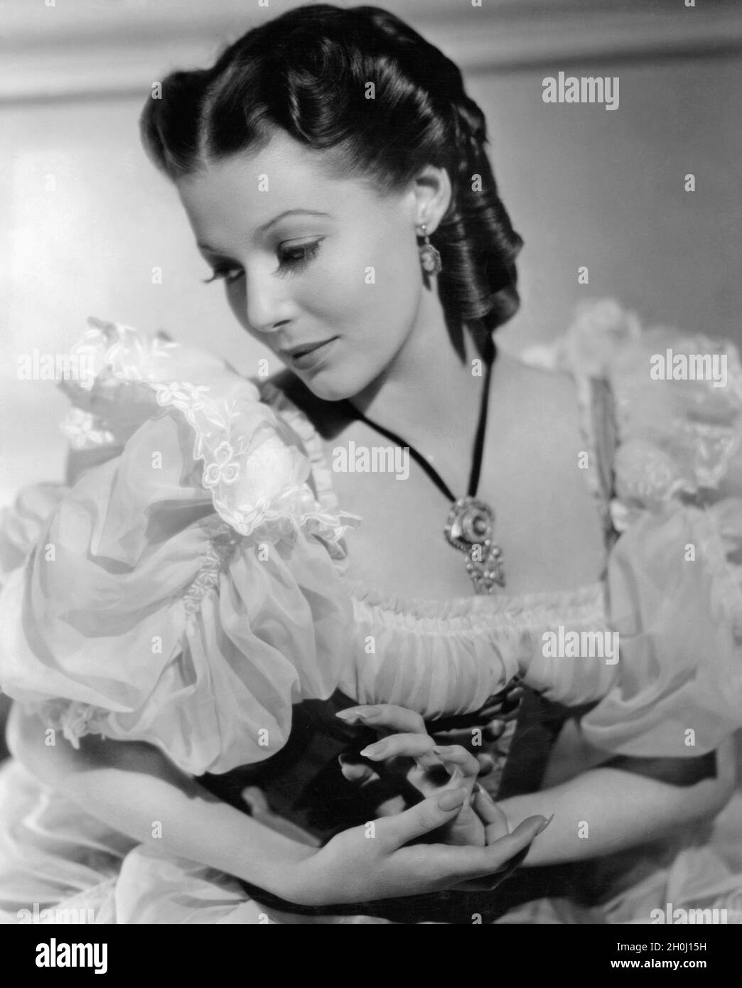 A young woman wears a dress with puffed sleeves influenced by the fashion style of Empress Eugénie de Montijo. (undated photograph) [automated translation] Stock Photo