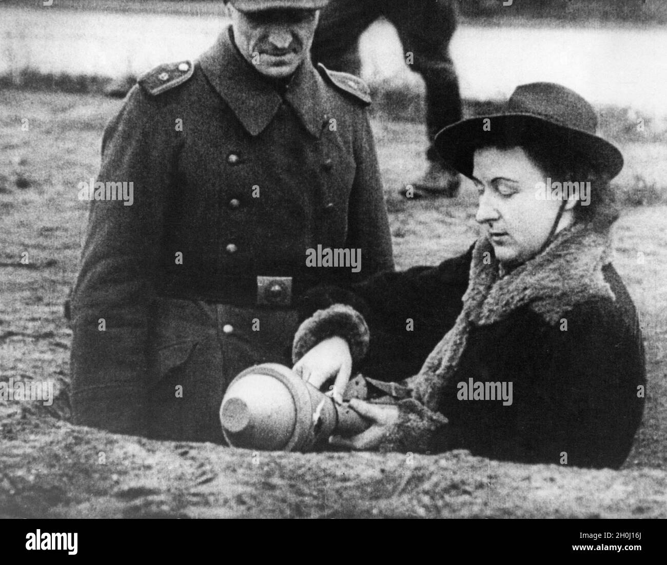 A soldier of the Reichswehr teaches a woman how to operate a bazooka during the last months of the war. (undated photo) [automated translation] Stock Photo
