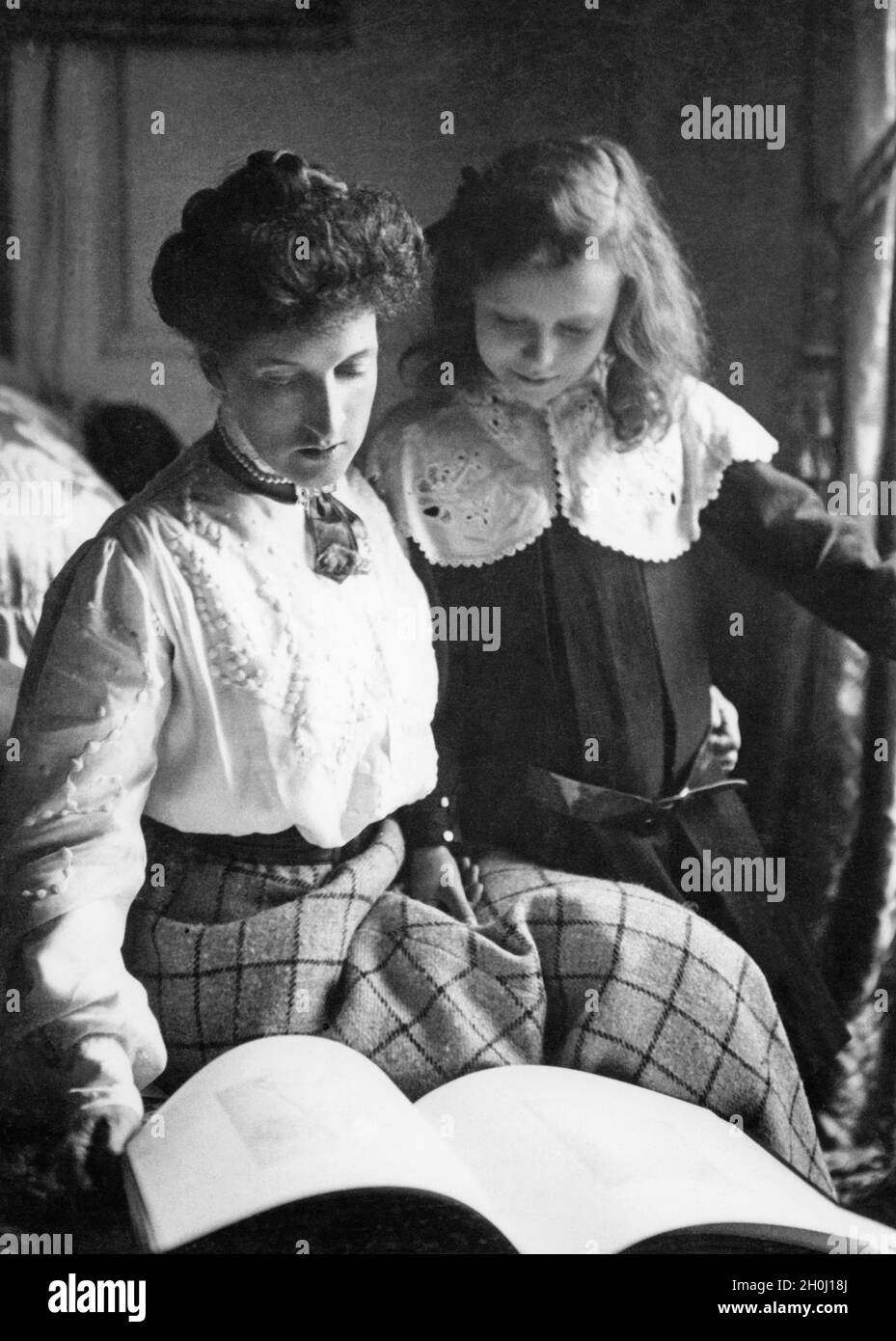 Margot Asquith, writer and wife of British Prime Minister Herbert Henry Asquith, with their daughter Elizabeth. [automated translation] Stock Photo