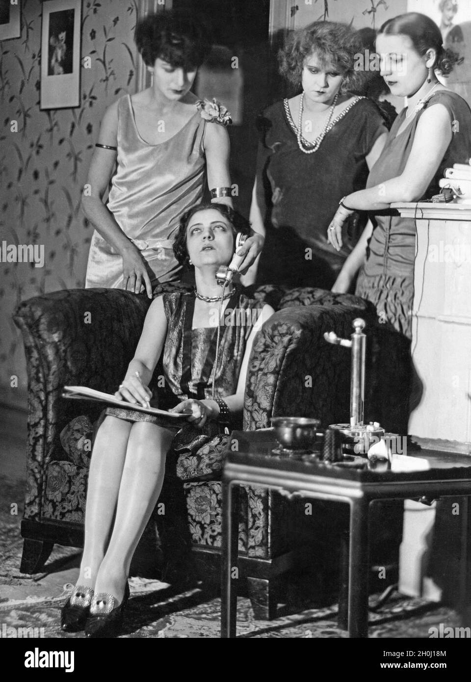 Ladies of Berlin society at a hypnosis circle. [automated translation] Stock Photo