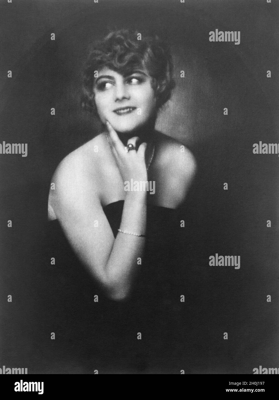 A young woman poses for a photograph. [automated translation] Stock