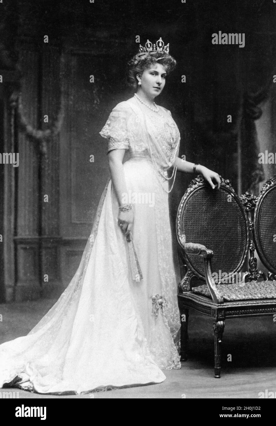 Queen Victoria Eugénie of Spain, wife of King Alfonso XIII in large society toilet. [automated translation] Stock Photo