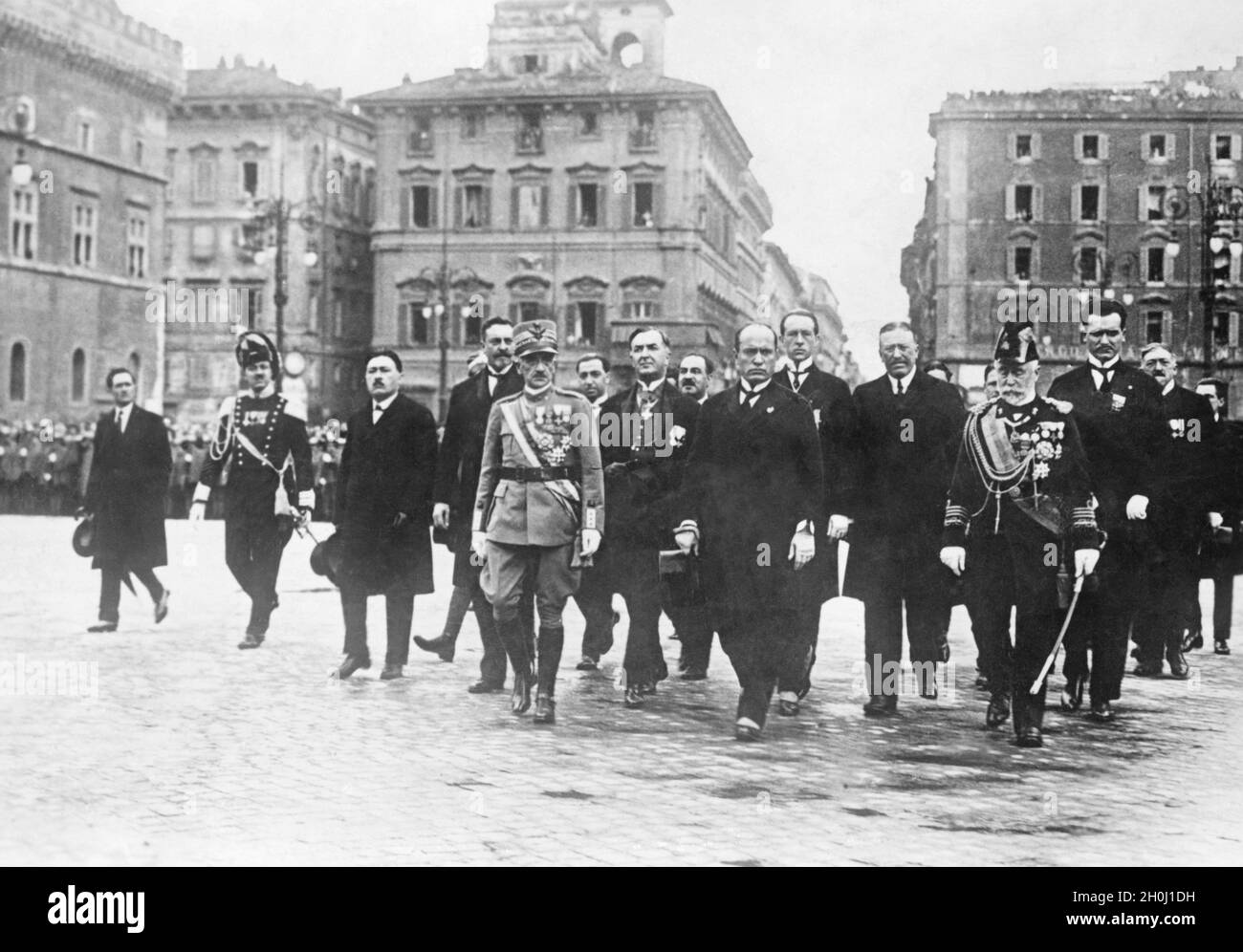 The King of Italy, Victor Emmanuel III. (centre, in uniform), met publicly with Benito Mussolini (right), the new head of government, on 4 November 1922. They are followed by the newly installed cabinet on their way to the Tomb of the Unknown Soldier, after the ministers had previously sworn their inaugural oaths. Some ministers (from left to right): probably Gabriello Carnazza (Minister of Public Works, left behind the King), Luigi Federzoni (Minister of Colonial Affairs, right behind the King) Giuseppe De Capitani d'Arzago (Minister of Agriculture, 2nd from left behind Mussolini) and Grand Stock Photo
