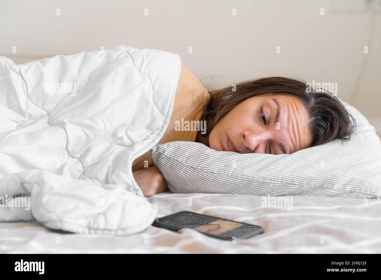 Fall asleep. Бессонница у женщины картинки. Женщина бессонница из за телефона. Sleep important. Import sleep