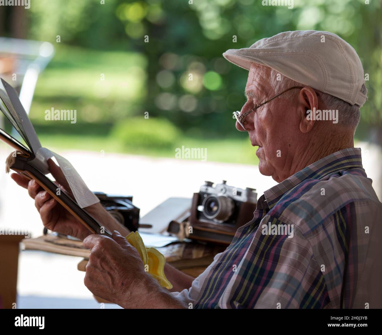 Person looking old photos hi-res stock photography and images - Alamy