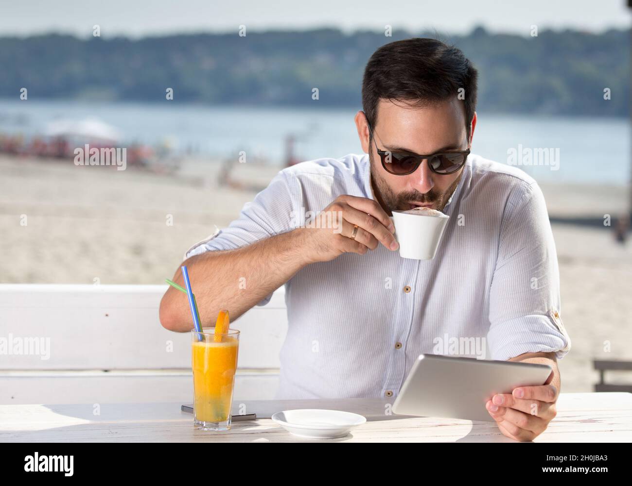 Man relaxing drink on beach hi-res stock photography and images - Alamy