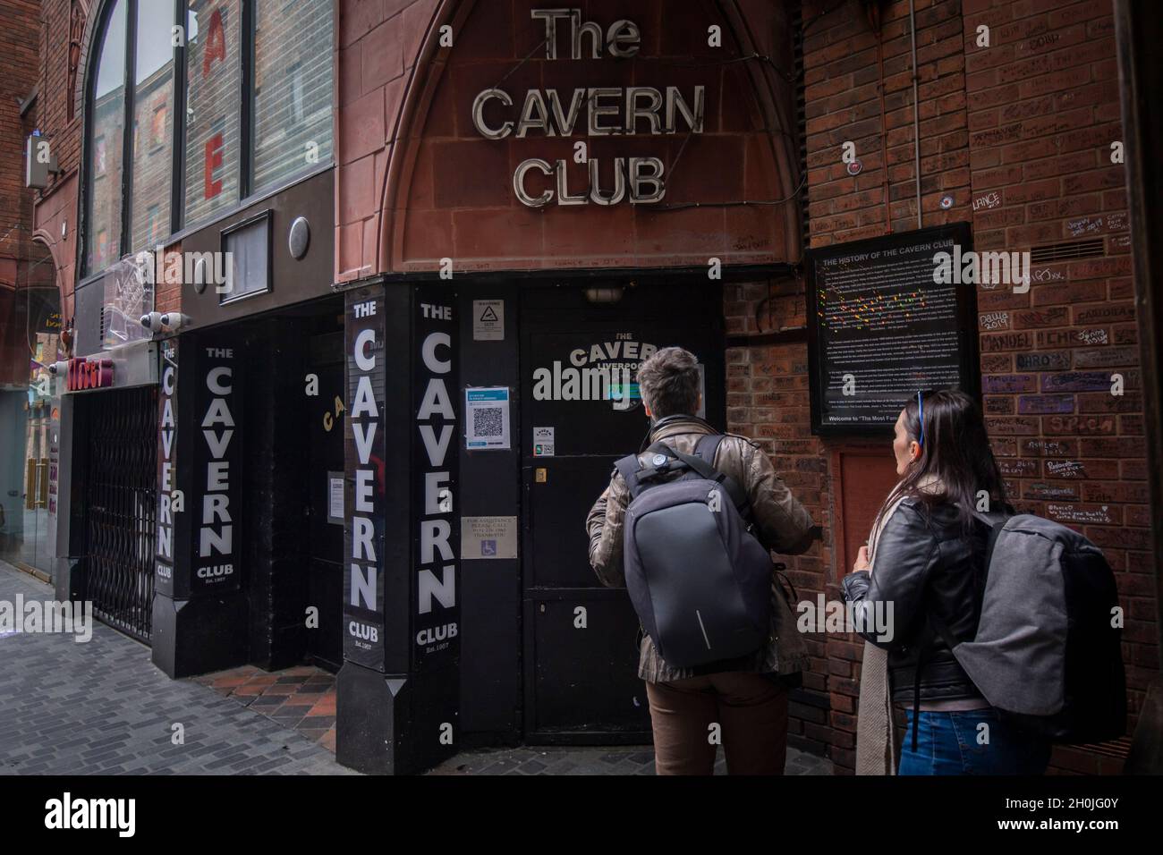 A couple look at the closed Cavern Club on Mathew Street in Liverpool as the region heads into a level 3 local lockdown, in Liverpool, U.K Stock Photo