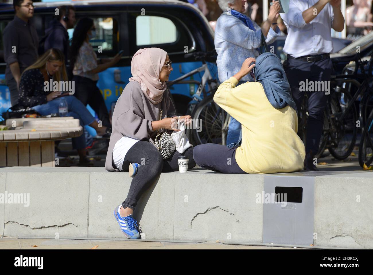 London, England, UK. Young Muslim women having a coffee outside, Chelsea Stock Photo