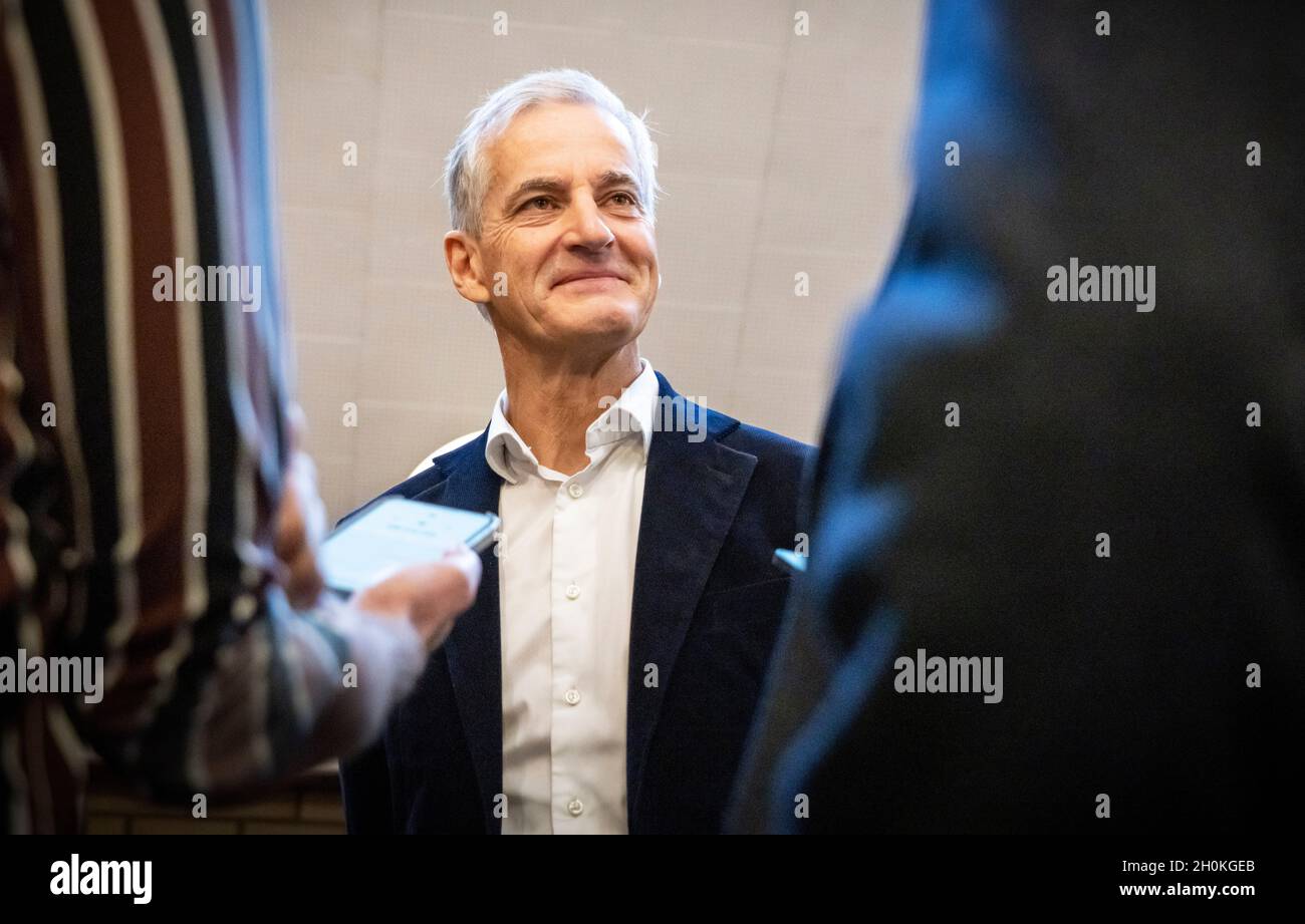 Oslo 20211013 The Incoming Prime Minister Jonas Gahr Store Will Meet The Press After The Labor Party S Parliamentary Group Has Approved The New Government Platform In A Group Meeting On Wednesday Morning Photo