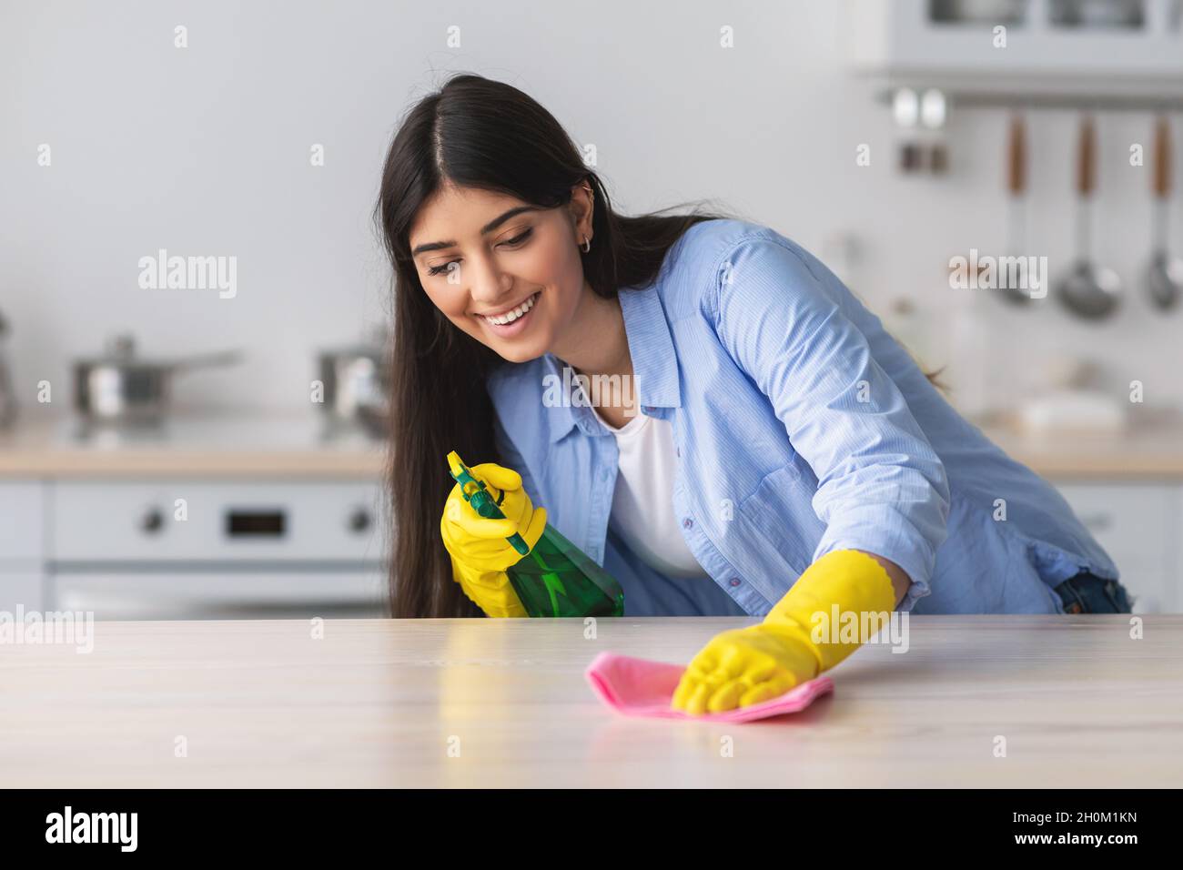 https://c8.alamy.com/comp/2H0M1KN/cheerful-young-woman-cleaning-table-with-cloth-2H0M1KN.jpg