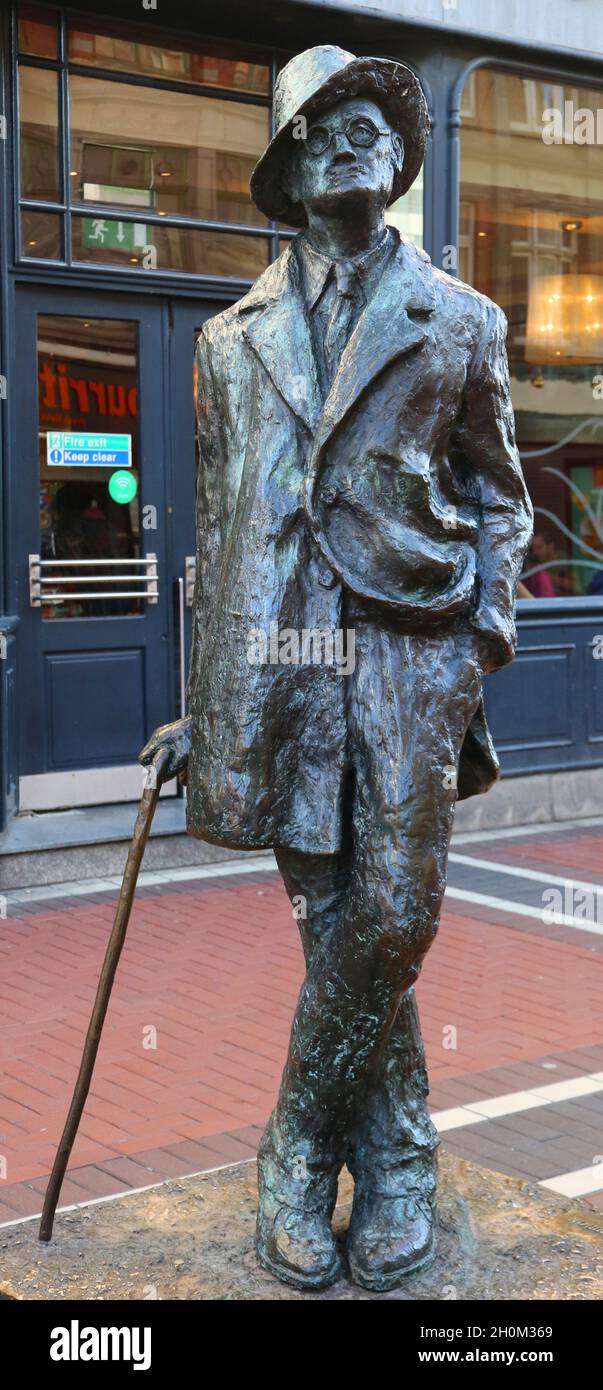 IRLAND  DUBLIN. STATUE OF OSCAR WILDE, IRISH WRITER IN  MERRION SQUARE PARK. DANNY OSBORNE SCULPTURE Stock Photo