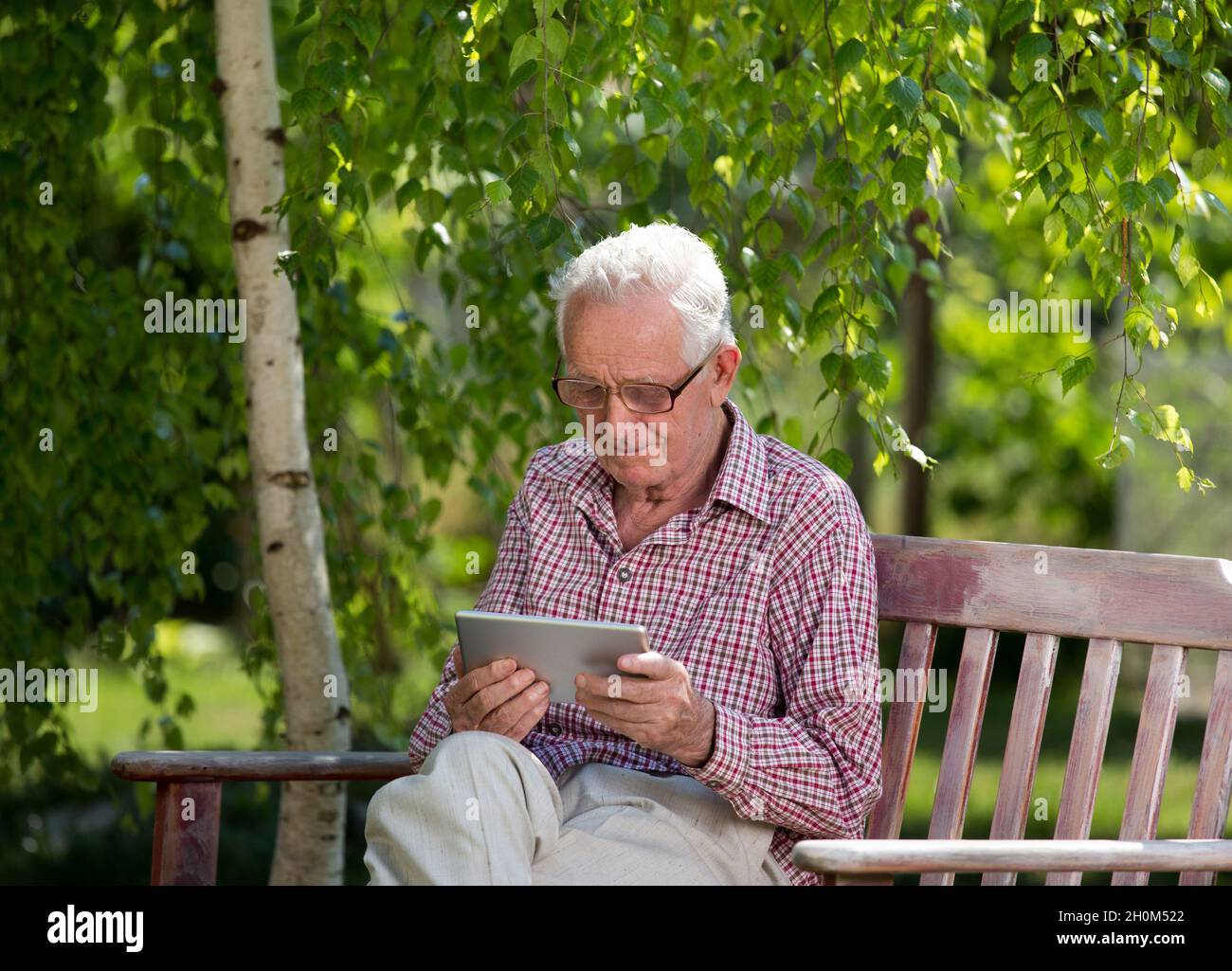 Old man sitting on bench hi-res stock photography and images - Alamy