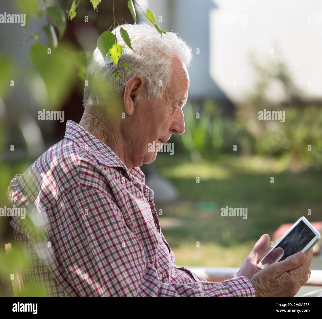 Old man sitting on bench hi-res stock photography and images - Alamy