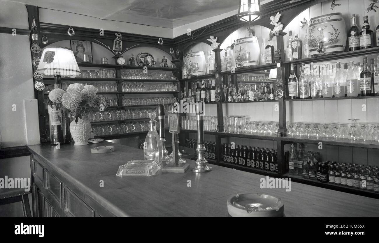 1950s, historical, pub bar at The Angel Inn, Witney, Oxford, England