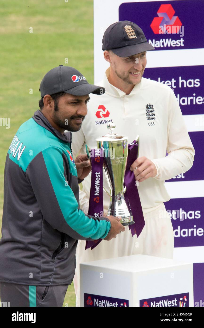 Pakistan captain Sarfaz Ahmed and England captain Joe Root share the series trophy Stock Photo