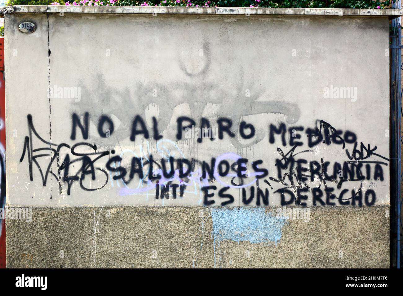 Graffiti on wall protesting against a strike by health service workers and demanding that healthcare is not a business for profit but a right. This particular strike was to protest against changes to laws that would make medical negligence a criminal offence, La Paz, Bolivia Stock Photo