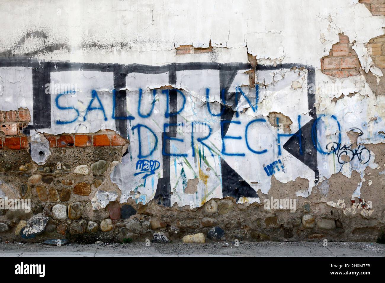 'Health is a Right' graffiti on wall during a strike by  health service workers. This particular strike was to protest against changes to laws that would make medical negligence a criminal offence, La Paz, Bolivia Stock Photo