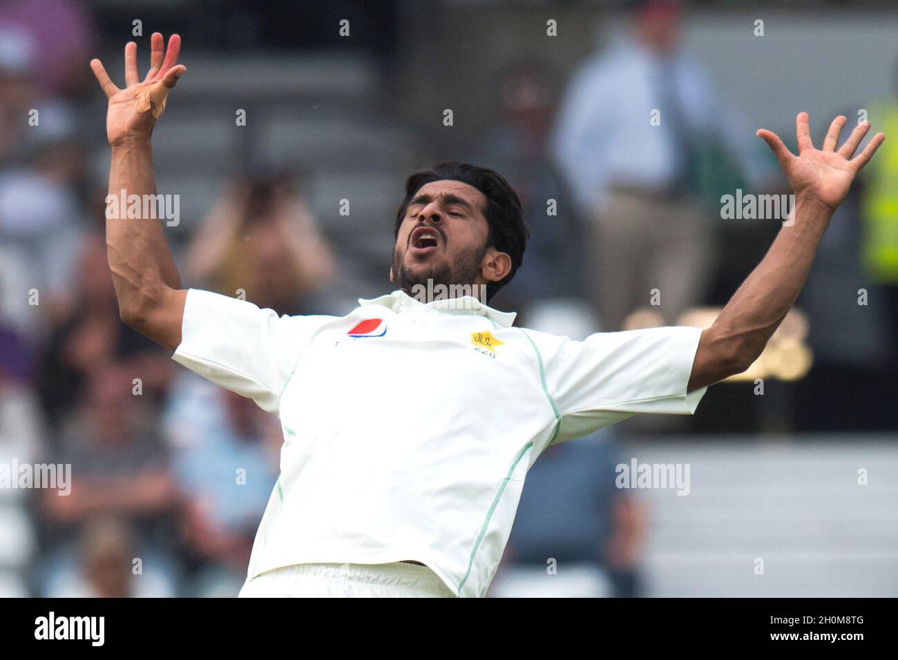 Pakistanβs Mohammad Abbas celebrates Stock Photo - Alamy