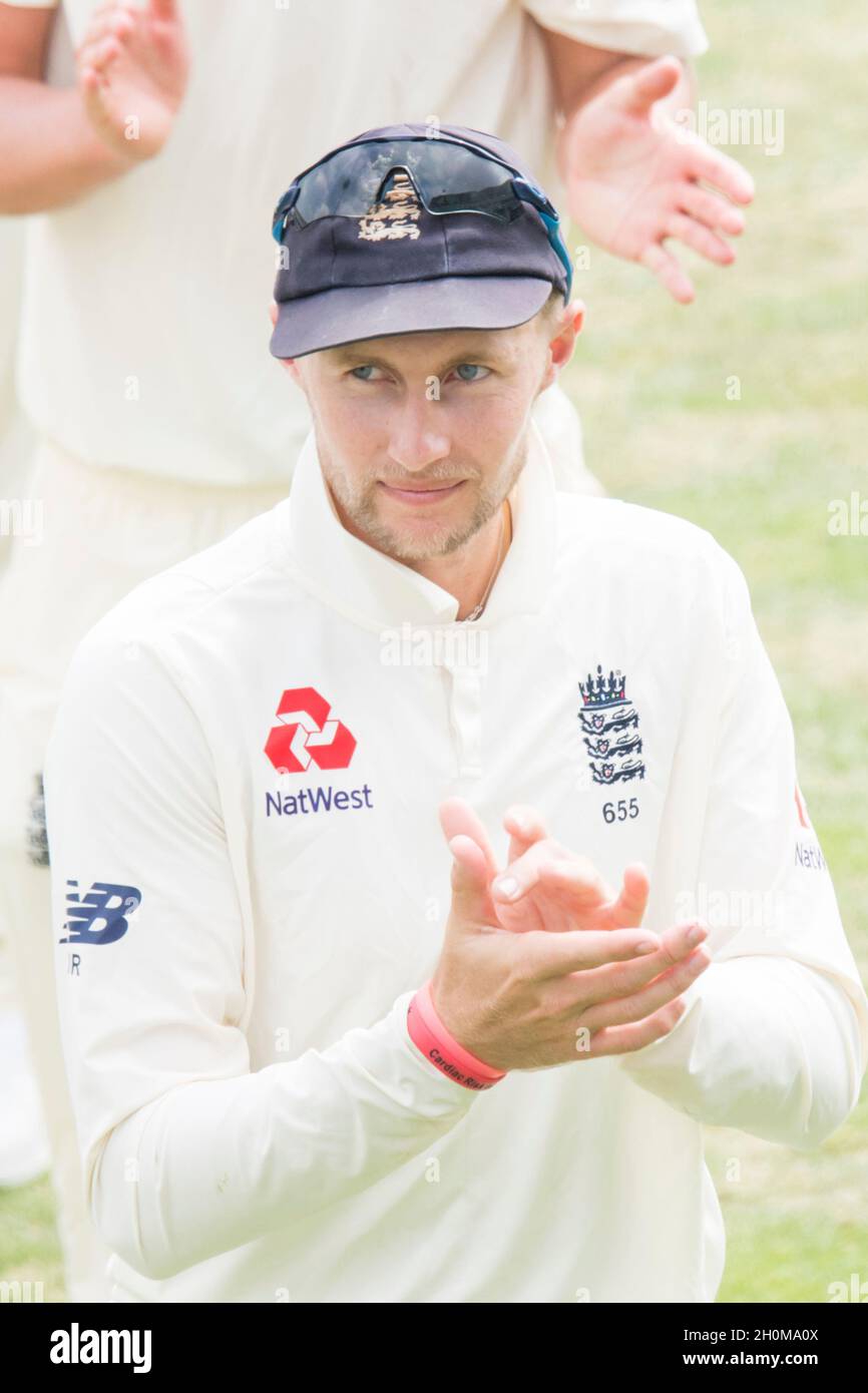 England captain Joe Root applauds the crowds as England players leave the field after bowling out Pakistan Stock Photo
