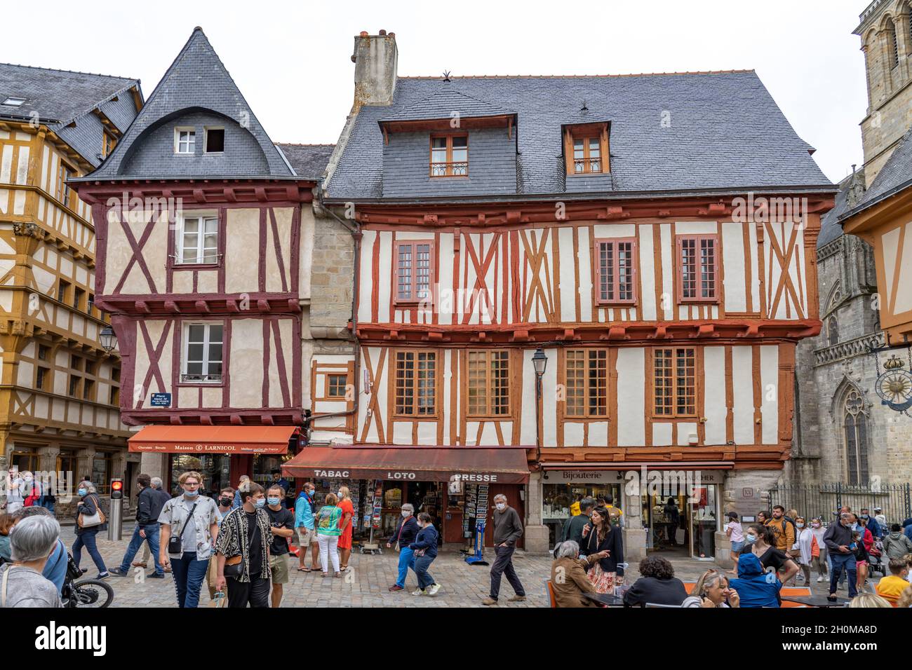 Fachwerkhäuser in der Altstadt von Vannes, Bretagne, Frankreich  |  half-timbered houses at the old town in Vannes, Brittany, France Stock Photo