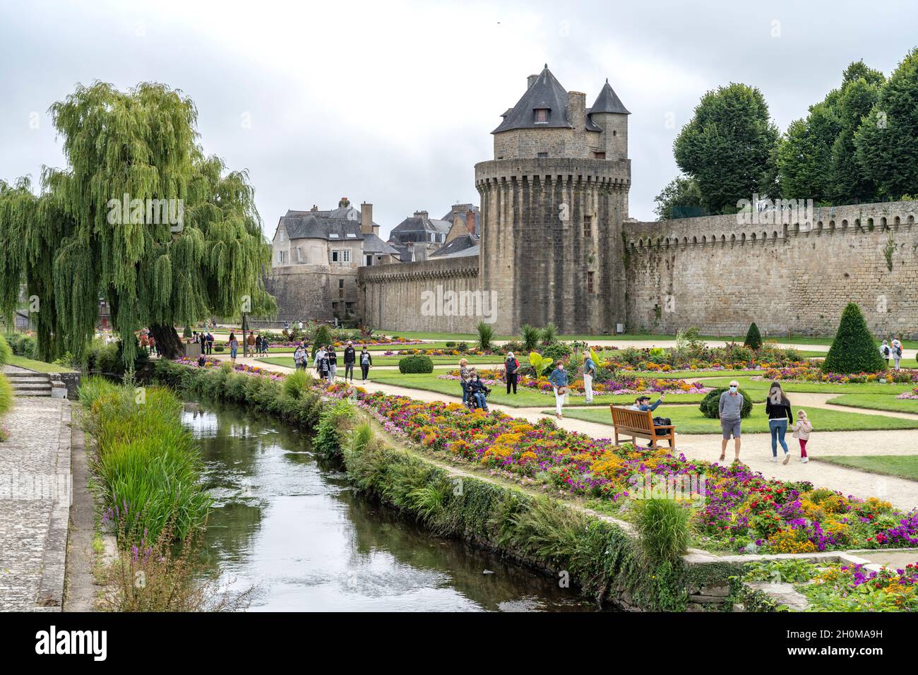 stadtmauer-und-die-g-rten-jardin-des-remparts-in-vannes-bretagne