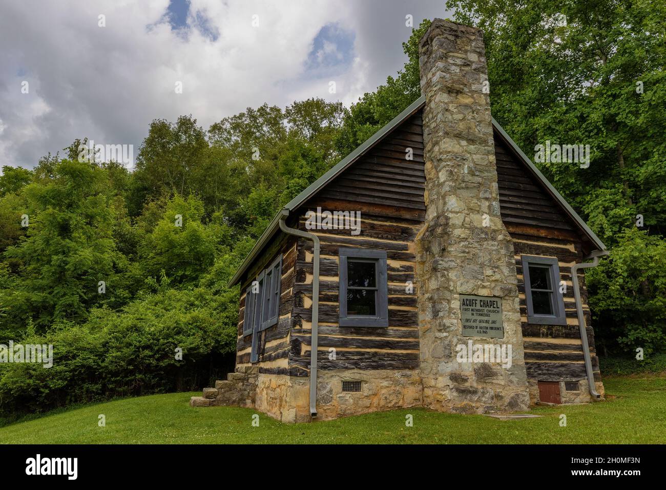 Blountville, Tennessee, USA - July 10, 2021: Acuff Chapel the first  Methodist Church in Tennessee., built 1783 - 1786. Restored with original  logs Stock Photo - Alamy