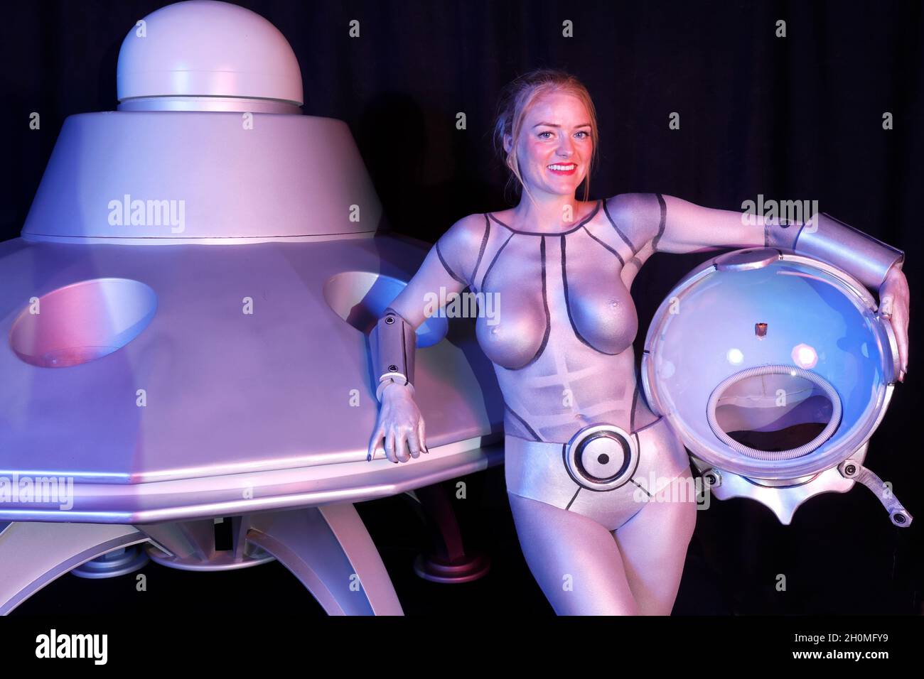 GEEK ART - Bodypainting and Transformaking: UFO photoshooting with Daniela Buchholz as a space girl with an UFO at the Filmwelt Center in Bad Muender on October 13, 2021 - A project by the photographer Tschiponnique Skupin and the bodypainter Enrico Lein Stock Photo