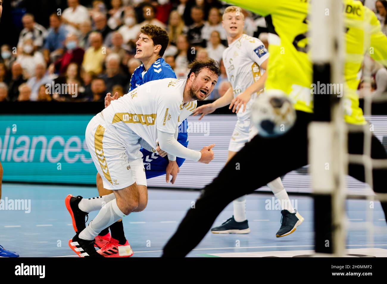 Kiel, Germany. 13th Oct, 2021. Handball: Champions League, THW Kiel - RK  Zagreb, Group Phase, Group A, Matchday 4, Wunderino Arena. Kiel's Domagoj  Duvnjak (l) throws at goal. Credit: Frank Molter/dpa/Alamy Live