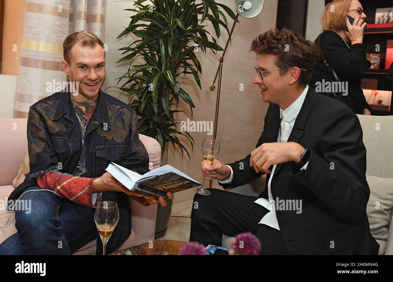 Presentation of the book by the Kommersant publishing house correspondent  Alexei Tarkhanov On Demand, Paris in the Louis Vuitton GUM apartment.  Correspondent Alexey Tarkhanov (center) at the presentation. 12.10.2021  Russia, Moscow Photo