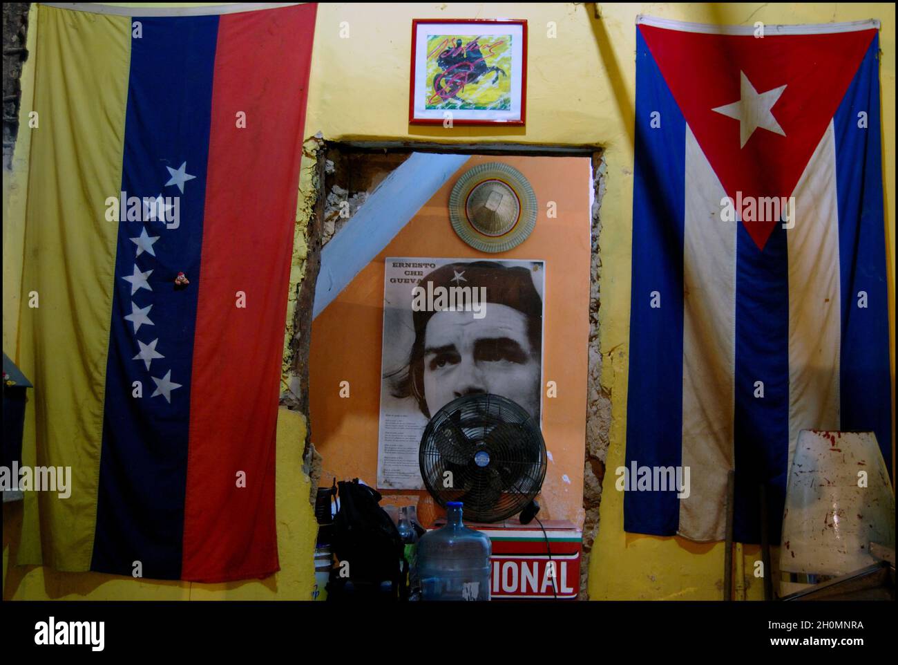 A poster of Marxist Revolutionary leader Che Guevara in between the flags of Cuba and Venezuela at a home in Venezuela. 2008. Stock Photo