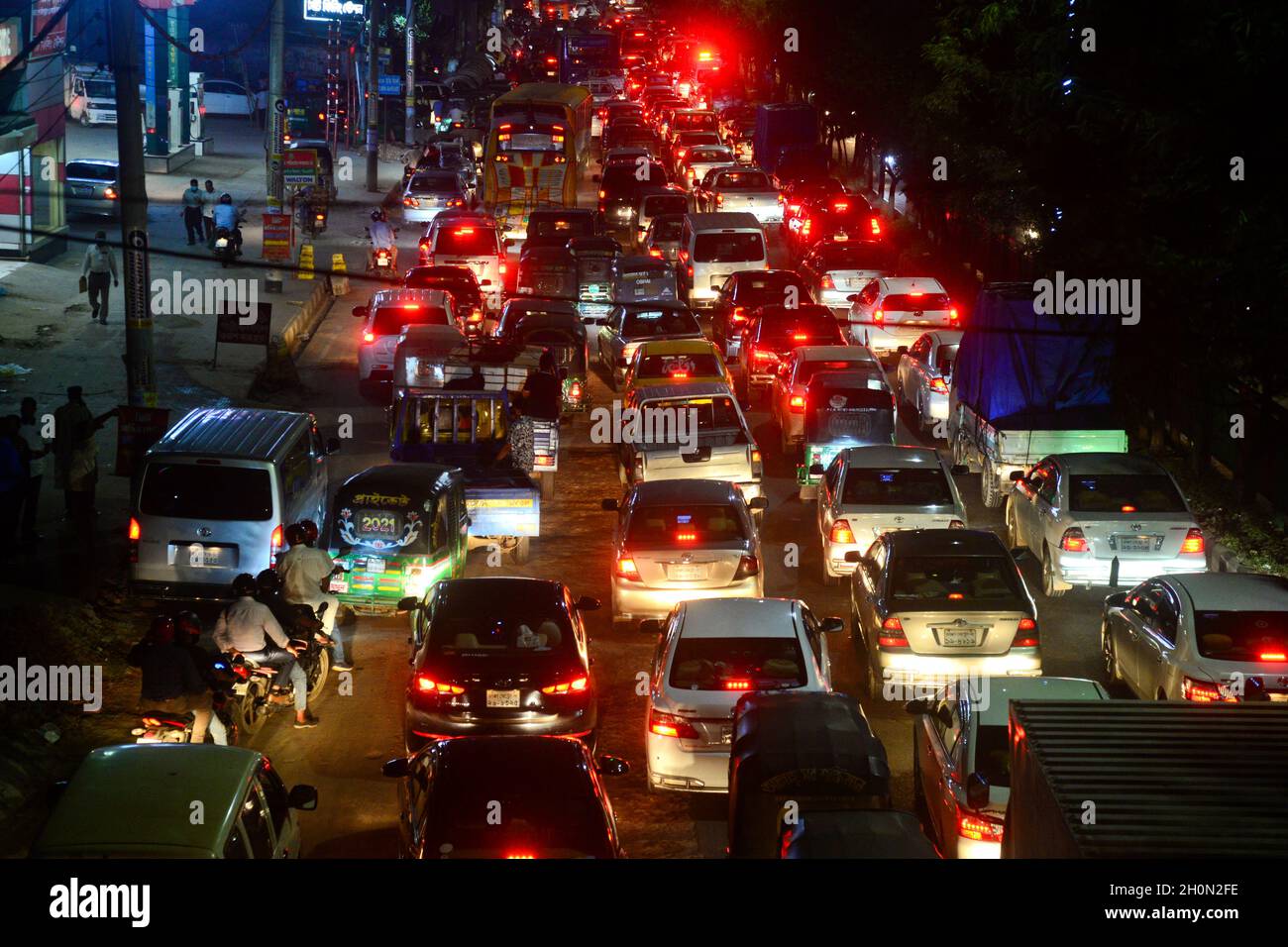 Commuters Make Their Way Through A Traffic Jam At Night During Covid 19 Coronavirus Pandemic In Dhaka Bangladesh On October 13 21 Last 10 Years In Dhaka Average Traffic Speed Has Dropped From 21