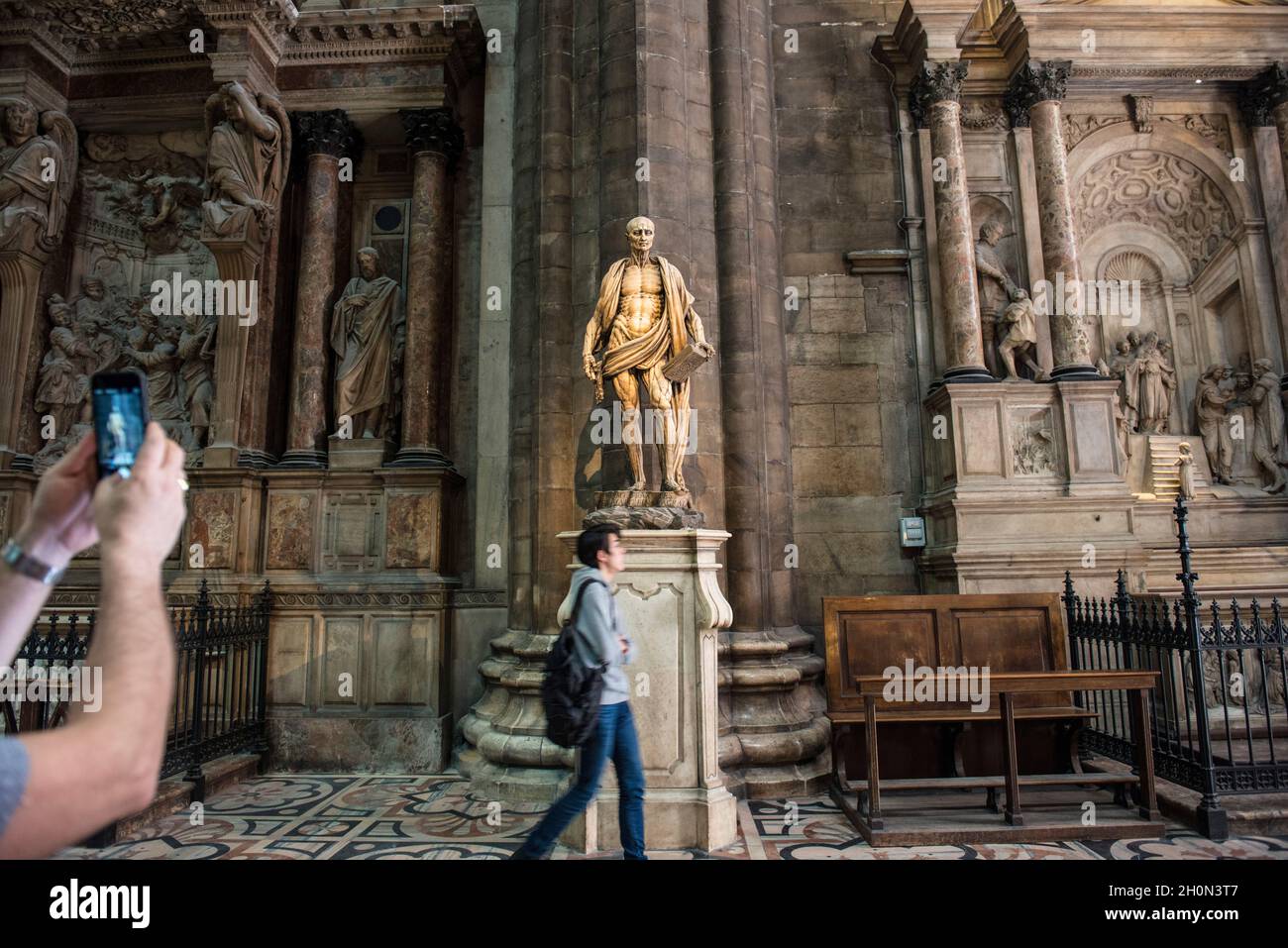 ITALY. LOMBARDY. MILAN. STATUE OF SAINT BARTHOLOMEW (FLAYED THE SCULPTOR MARCO D'AGRATE), IN THE TRANSEPT OF THE DUOMO (CATHEDRAL) Stock Photo