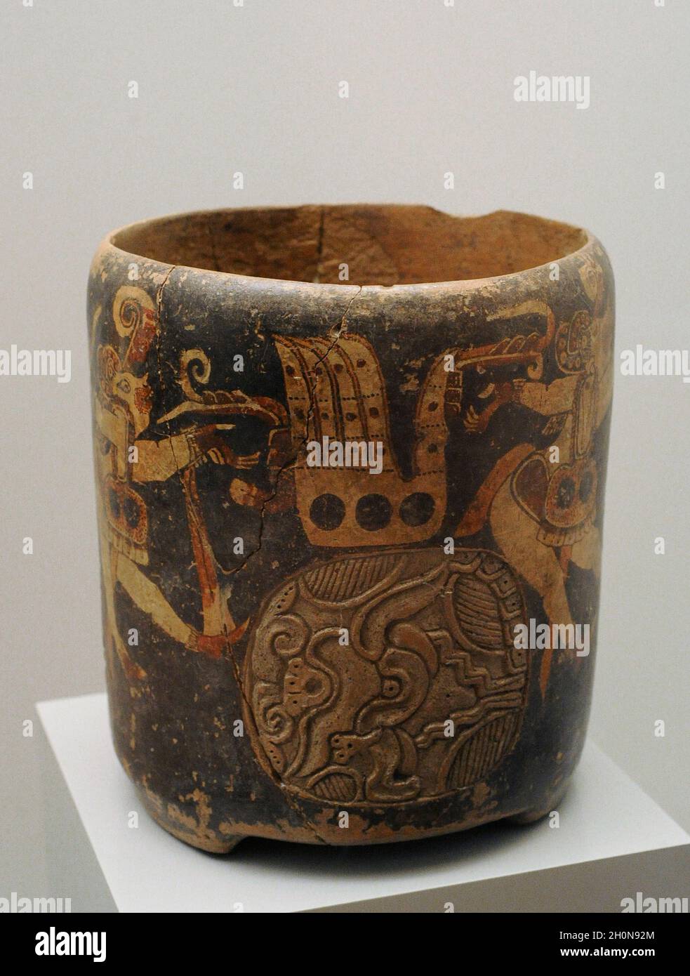 Decorated vase with figurative scene. Painted ceramic. Maya culture. Late Classic Period (600-900 AD). Mesoamerica. Mayan region. Museum of the Americ Stock Photo