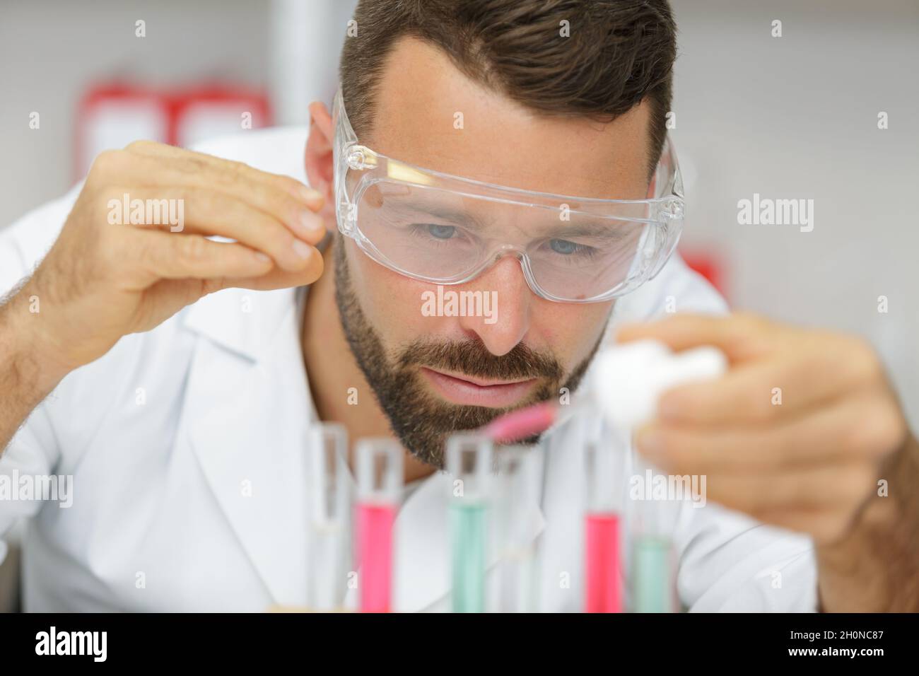Geneticist lab hi-res stock photography and images - Alamy