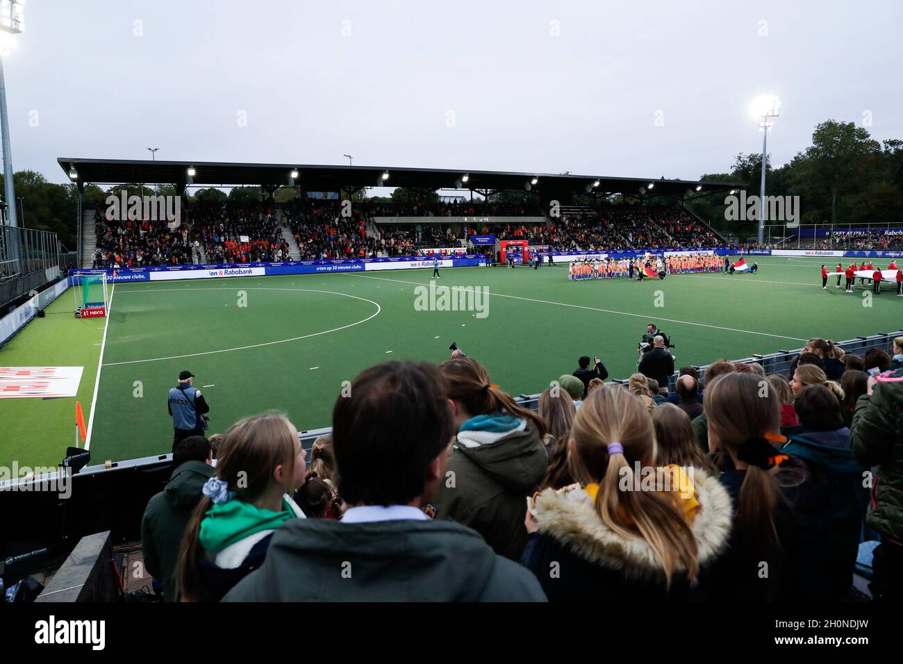 AMSTELVEEN, NETHERLANDS - OCTOBER 13: General overview of the Wagener Stadium with audience during the FIGH Pro League match between Netherlands and Belgium at Wagener Stadion on October 13, 2021 in Amstelveen, Netherlands (Photo by Peter Lous/Orange Pictures) Stock Photo