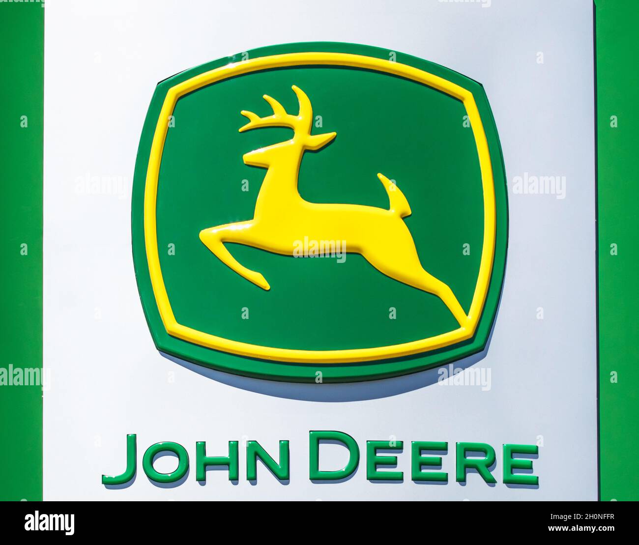 Đại lý John Deere là nơi cam kết đem lại những sản phẩm và dịch vụ chất lượng nhất cho khách hàng. Hãy ghé thăm đại lý John Deere gần nhất để trải nghiệm ánh sáng xanh, đem lại sự tươi mới cho cuộc sống của bạn.