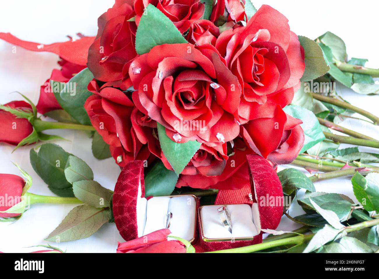 Bridal bouquet of roses and two wedding rings in boxes Stock Photo - Alamy