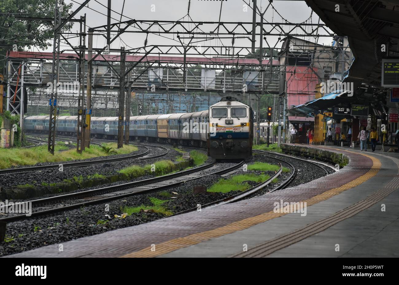 Express train curves out from sub-urban Thakurli station, Maharashtra Stock Photo
